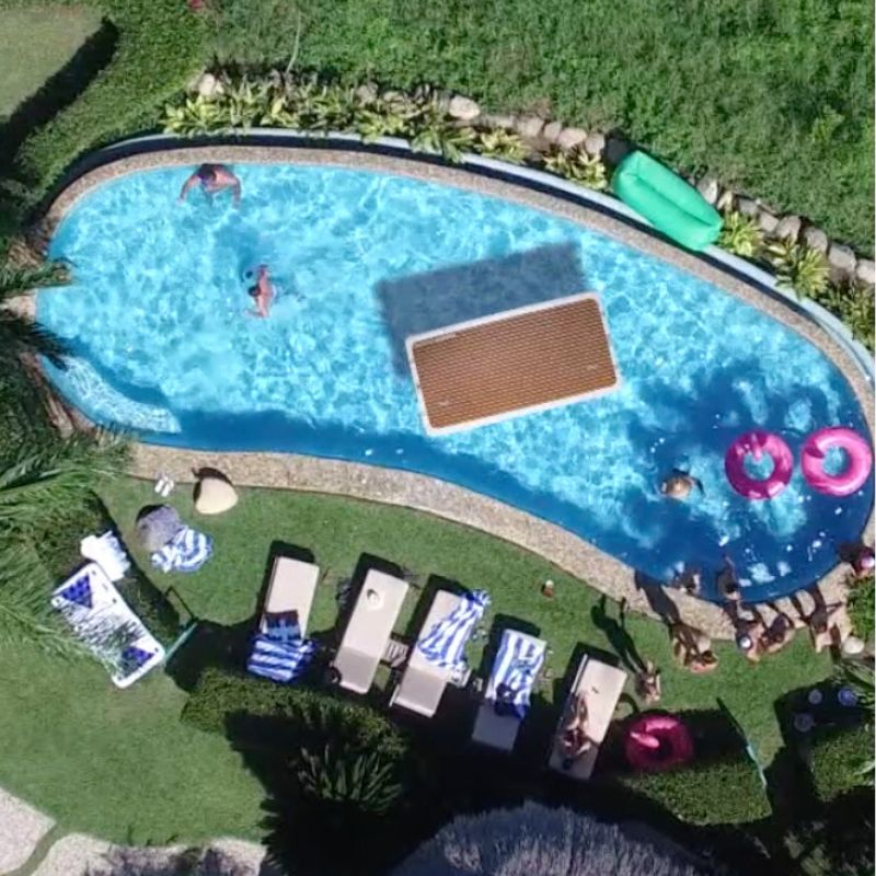 Tower swim step floating in the middle of a pool